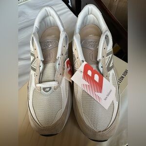 New Balance x Aime Leon Dore 990v6 cream/ivory athletic shoe
size 9…..NIB